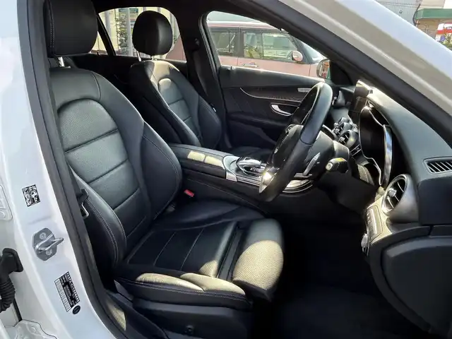 メルセデス・ベンツ Ｃ２２０ｄ ローレウスエディション 大分県 2018(平30)年 6.4万km ポーラホワイト 8.4インチワイドディスプレイコマンドシステム/フルセグTV、CD、DVD、Bluetooth、AM、FM/バックカメラ/レーダーセーフティパッケージ/・アクティブブレーキアシスト/・衝突軽減ブレーキ付き後方衝突警報システム/・PRE-SAFEブレーキ/・アクティブレーンキーピングアシスト/・アクティブブラインドスポットアシスト/・ディスタンスパイロット・ディストロニック/・ステアリングパイロット/・チャイルドセーフティシートセンサー/アクティブハイビームアシスト/LEDコーナリングライト/アンビエントライト/パドルシフト/ベーシックパッケージ/・メモリー付きパワーシート/・キーレスゴー/・電動ランバーサポート/・前席シートヒーター/AMG18インチ5スポークアルミホイール/AMGスタイリングパッケージ/レザーARTICOスポーツシート