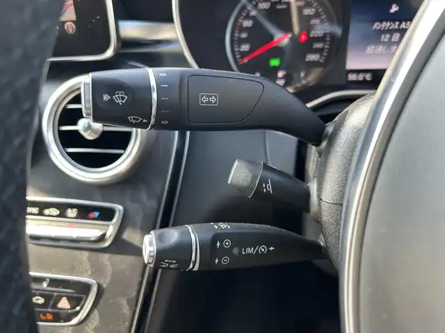 メルセデス・ベンツ Ｃ２２０ｄ ローレウスエディション 大分県 2018(平30)年 6.4万km ポーラホワイト 8.4インチワイドディスプレイコマンドシステム/フルセグTV、CD、DVD、Bluetooth、AM、FM/バックカメラ/レーダーセーフティパッケージ/・アクティブブレーキアシスト/・衝突軽減ブレーキ付き後方衝突警報システム/・PRE-SAFEブレーキ/・アクティブレーンキーピングアシスト/・アクティブブラインドスポットアシスト/・ディスタンスパイロット・ディストロニック/・ステアリングパイロット/・チャイルドセーフティシートセンサー/アクティブハイビームアシスト/LEDコーナリングライト/アンビエントライト/パドルシフト/ベーシックパッケージ/・メモリー付きパワーシート/・キーレスゴー/・電動ランバーサポート/・前席シートヒーター/AMG18インチ5スポークアルミホイール/AMGスタイリングパッケージ/レザーARTICOスポーツシート
