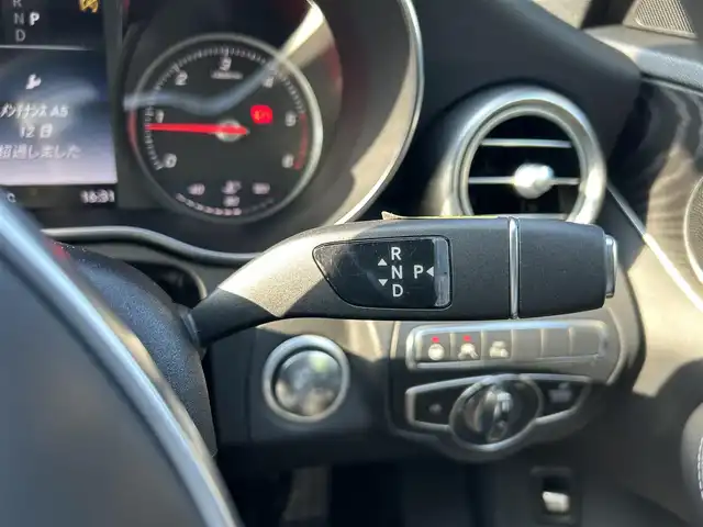 メルセデス・ベンツ Ｃ２２０ｄ ローレウスエディション 大分県 2018(平30)年 6.4万km ポーラホワイト 8.4インチワイドディスプレイコマンドシステム/フルセグTV、CD、DVD、Bluetooth、AM、FM/バックカメラ/レーダーセーフティパッケージ/・アクティブブレーキアシスト/・衝突軽減ブレーキ付き後方衝突警報システム/・PRE-SAFEブレーキ/・アクティブレーンキーピングアシスト/・アクティブブラインドスポットアシスト/・ディスタンスパイロット・ディストロニック/・ステアリングパイロット/・チャイルドセーフティシートセンサー/アクティブハイビームアシスト/LEDコーナリングライト/アンビエントライト/パドルシフト/ベーシックパッケージ/・メモリー付きパワーシート/・キーレスゴー/・電動ランバーサポート/・前席シートヒーター/AMG18インチ5スポークアルミホイール/AMGスタイリングパッケージ/レザーARTICOスポーツシート