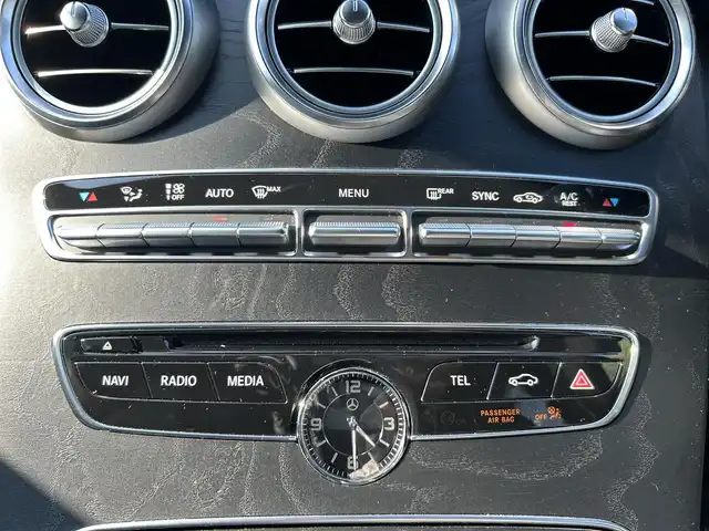 メルセデス・ベンツ Ｃ２２０ｄ ローレウスエディション 大分県 2018(平30)年 6.4万km ポーラホワイト 8.4インチワイドディスプレイコマンドシステム/フルセグTV、CD、DVD、Bluetooth、AM、FM/バックカメラ/レーダーセーフティパッケージ/・アクティブブレーキアシスト/・衝突軽減ブレーキ付き後方衝突警報システム/・PRE-SAFEブレーキ/・アクティブレーンキーピングアシスト/・アクティブブラインドスポットアシスト/・ディスタンスパイロット・ディストロニック/・ステアリングパイロット/・チャイルドセーフティシートセンサー/アクティブハイビームアシスト/LEDコーナリングライト/アンビエントライト/パドルシフト/ベーシックパッケージ/・メモリー付きパワーシート/・キーレスゴー/・電動ランバーサポート/・前席シートヒーター/AMG18インチ5スポークアルミホイール/AMGスタイリングパッケージ/レザーARTICOスポーツシート