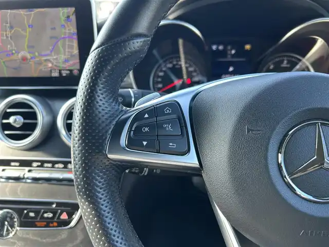 メルセデス・ベンツ Ｃ２２０ｄ ローレウスエディション 大分県 2018(平30)年 6.4万km ポーラホワイト 8.4インチワイドディスプレイコマンドシステム/フルセグTV、CD、DVD、Bluetooth、AM、FM/バックカメラ/レーダーセーフティパッケージ/・アクティブブレーキアシスト/・衝突軽減ブレーキ付き後方衝突警報システム/・PRE-SAFEブレーキ/・アクティブレーンキーピングアシスト/・アクティブブラインドスポットアシスト/・ディスタンスパイロット・ディストロニック/・ステアリングパイロット/・チャイルドセーフティシートセンサー/アクティブハイビームアシスト/LEDコーナリングライト/アンビエントライト/パドルシフト/ベーシックパッケージ/・メモリー付きパワーシート/・キーレスゴー/・電動ランバーサポート/・前席シートヒーター/AMG18インチ5スポークアルミホイール/AMGスタイリングパッケージ/レザーARTICOスポーツシート