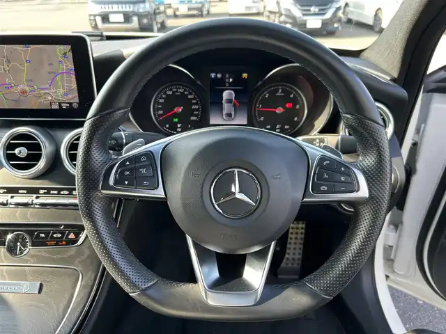 メルセデス・ベンツ Ｃ２２０ｄ ローレウスエディション 大分県 2018(平30)年 6.4万km ポーラホワイト 8.4インチワイドディスプレイコマンドシステム/フルセグTV、CD、DVD、Bluetooth、AM、FM/バックカメラ/レーダーセーフティパッケージ/・アクティブブレーキアシスト/・衝突軽減ブレーキ付き後方衝突警報システム/・PRE-SAFEブレーキ/・アクティブレーンキーピングアシスト/・アクティブブラインドスポットアシスト/・ディスタンスパイロット・ディストロニック/・ステアリングパイロット/・チャイルドセーフティシートセンサー/アクティブハイビームアシスト/LEDコーナリングライト/アンビエントライト/パドルシフト/ベーシックパッケージ/・メモリー付きパワーシート/・キーレスゴー/・電動ランバーサポート/・前席シートヒーター/AMG18インチ5スポークアルミホイール/AMGスタイリングパッケージ/レザーARTICOスポーツシート