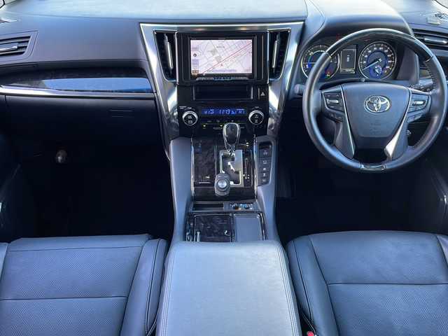 トヨタ アルファードハイブリット SR Cパッケージ 道東・釧路十勝 2018(平30)年 3.6万km ホワイトパールクリスタルシャイン ・4WD/・社外8インチSDナビ/（BT・フルセグ・CD・DVD・FM・AM）/・バックカメラ/・10.2インチフリップダウンモニター/・両側パワースライドドア/・レーダークルーズコントロール/・レーンキープアシスト/・コーナーセンサー/・横滑り防止/・パワーバックドア/・シートヒーター/エアーシート/・ステアリングヒーター/・前席パワーシート/・三眼LEDヘッドライト/・オートライト/・オートマチックハイビーム/・ステアリングスイッチ/・ビルトインETC/・AC100V（1500W）/・デジタルインナーミラー/・オットマン/・電格ウィンカーミラー/・スマートキー/・プッシュスタート