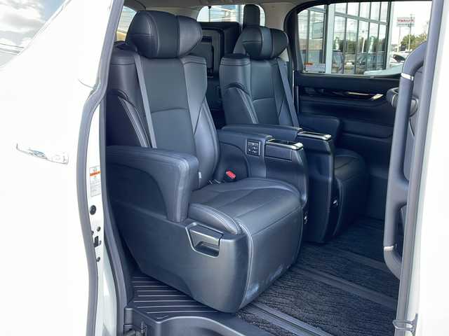 トヨタ アルファードハイブリット SR Cパッケージ 道東・釧路十勝 2018(平30)年 3.6万km ホワイトパールクリスタルシャイン ・4WD/・社外8インチSDナビ/（BT・フルセグ・CD・DVD・FM・AM）/・バックカメラ/・10.2インチフリップダウンモニター/・両側パワースライドドア/・レーダークルーズコントロール/・レーンキープアシスト/・コーナーセンサー/・横滑り防止/・パワーバックドア/・シートヒーター/エアーシート/・ステアリングヒーター/・前席パワーシート/・三眼LEDヘッドライト/・オートライト/・オートマチックハイビーム/・ステアリングスイッチ/・ビルトインETC/・AC100V（1500W）/・デジタルインナーミラー/・オットマン/・電格ウィンカーミラー/・スマートキー/・プッシュスタート