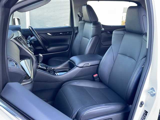 トヨタ アルファードハイブリット SR Cパッケージ 道東・釧路十勝 2018(平30)年 3.6万km ホワイトパールクリスタルシャイン ・4WD/・社外8インチSDナビ/（BT・フルセグ・CD・DVD・FM・AM）/・バックカメラ/・10.2インチフリップダウンモニター/・両側パワースライドドア/・レーダークルーズコントロール/・レーンキープアシスト/・コーナーセンサー/・横滑り防止/・パワーバックドア/・シートヒーター/エアーシート/・ステアリングヒーター/・前席パワーシート/・三眼LEDヘッドライト/・オートライト/・オートマチックハイビーム/・ステアリングスイッチ/・ビルトインETC/・AC100V（1500W）/・デジタルインナーミラー/・オットマン/・電格ウィンカーミラー/・スマートキー/・プッシュスタート