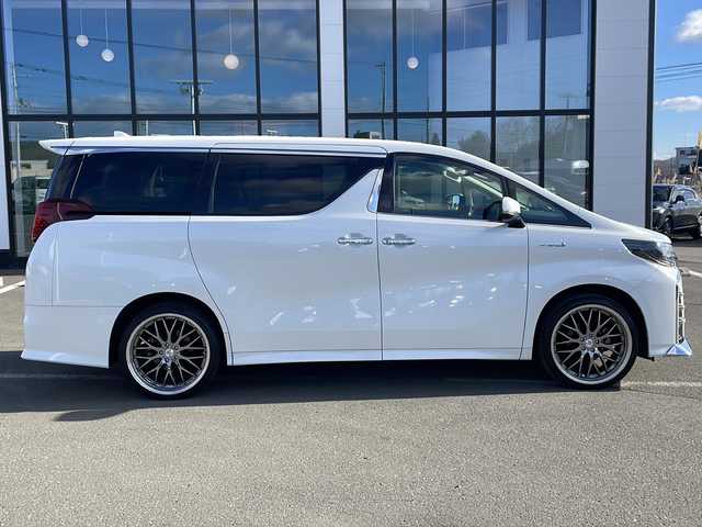 トヨタ アルファードハイブリット SR Cパッケージ 道東・釧路十勝 2018(平30)年 3.6万km ホワイトパールクリスタルシャイン ・4WD/・社外8インチSDナビ/（BT・フルセグ・CD・DVD・FM・AM）/・バックカメラ/・10.2インチフリップダウンモニター/・両側パワースライドドア/・レーダークルーズコントロール/・レーンキープアシスト/・コーナーセンサー/・横滑り防止/・パワーバックドア/・シートヒーター/エアーシート/・ステアリングヒーター/・前席パワーシート/・三眼LEDヘッドライト/・オートライト/・オートマチックハイビーム/・ステアリングスイッチ/・ビルトインETC/・AC100V（1500W）/・デジタルインナーミラー/・オットマン/・電格ウィンカーミラー/・スマートキー/・プッシュスタート