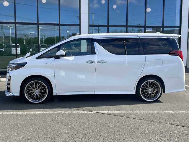 トヨタ アルファードハイブリット SR Cパッケージ 道東・釧路十勝 2018(平30)年 3.6万km ホワイトパールクリスタルシャイン ・4WD/・社外8インチSDナビ/（BT・フルセグ・CD・DVD・FM・AM）/・バックカメラ/・10.2インチフリップダウンモニター/・両側パワースライドドア/・レーダークルーズコントロール/・レーンキープアシスト/・コーナーセンサー/・横滑り防止/・パワーバックドア/・シートヒーター/エアーシート/・ステアリングヒーター/・前席パワーシート/・三眼LEDヘッドライト/・オートライト/・オートマチックハイビーム/・ステアリングスイッチ/・ビルトインETC/・AC100V（1500W）/・デジタルインナーミラー/・オットマン/・電格ウィンカーミラー/・スマートキー/・プッシュスタート