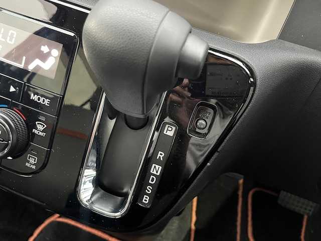 トヨタ パッソ モーダ　チャーム 茨城県 2023(令5)年 0.7万km ブラックマイカメタリック/パールホワイト2トーン 純正ＳＤナビ/-BT/AM/FM/CD/フルセグTV　/全方位カメラ　/衝突軽減システム /D席シートヒーター /ハーフレザーシート /純正フロアマット /純正アルミホイール /コーナーセンサー前後 /オートライト /Wエアバッグ /プッシュスタート/パワーステアリング/パワーウィンドウ