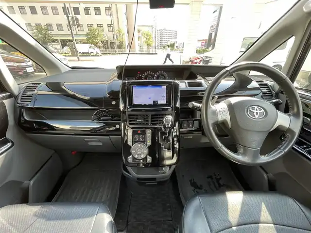 トヨタ ヴォクシー ZS 煌Ⅱ 岡山県 2010(平22)年 15.1万km ブラック 登録時走行距離150258km/社外SDナビ/(AM/FM/TV/DISC/BT)/両側パワースライドドア/ビルトインETC/バックカメラ/MTモード付AT/パドルシフト/ウォークスルー/プッシュスタート/スマートキー/純正１６インチアルミホイール/ハロゲンヘッドライト/USB入力端子/記録簿/取扱説明書