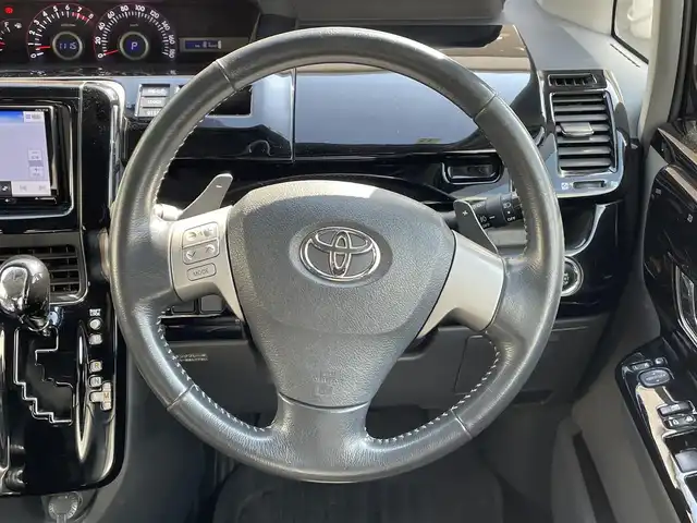 トヨタ ヴォクシー ZS 煌Ⅱ 岡山県 2010(平22)年 15.1万km ブラック 登録時走行距離150258km/社外SDナビ/(AM/FM/TV/DISC/BT)/両側パワースライドドア/ビルトインETC/バックカメラ/MTモード付AT/パドルシフト/ウォークスルー/プッシュスタート/スマートキー/純正１６インチアルミホイール/ハロゲンヘッドライト/USB入力端子/記録簿/取扱説明書