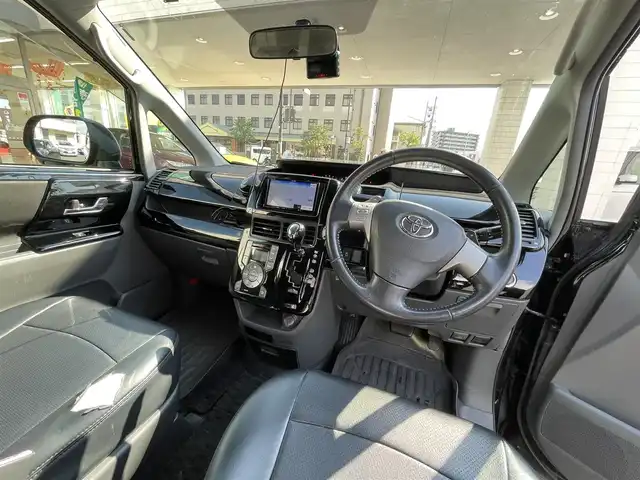 トヨタ ヴォクシー ZS 煌Ⅱ 岡山県 2010(平22)年 15.1万km ブラック 登録時走行距離150258km/社外SDナビ/(AM/FM/TV/DISC/BT)/両側パワースライドドア/ビルトインETC/バックカメラ/MTモード付AT/パドルシフト/ウォークスルー/プッシュスタート/スマートキー/純正１６インチアルミホイール/ハロゲンヘッドライト/USB入力端子/記録簿/取扱説明書