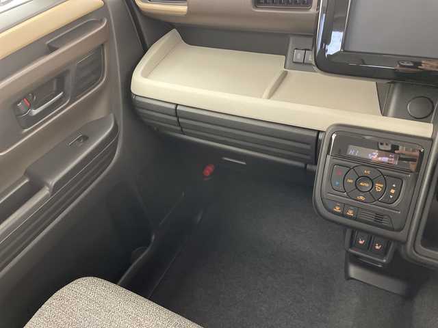 スズキ スペーシア HYBRID X 愛知県 2023(令5)年 1.4万km 黄 スズキセーフティサポート/両側パワースライドドア/シートヒーター/レーダークルーズコントロール/コーナーセンサー/LEDヘッドライト/オートライト/オットマン/衝突軽減システム/ステアリングスイッチ/スマートキー/プッシュスタート