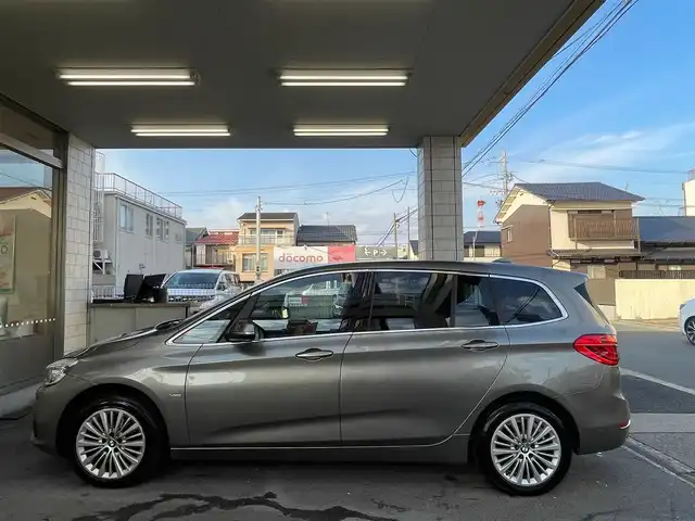 ＢＭＷ ２１８ｄ グランツアラー ラグジュアリー 愛知県 2017(平29)年 6.2万km プラチナシルバー /当店買取/禁煙/7人乗り/黒革//純正HDDナビ/Bluetooth/CD/DVD/AUX//バックカメラ//インテリジェントセーフティ//衝突軽減B/車線逸脱警報//レーダークルーズコントロール/ヘッドアップディスプレイ//ミラー一体型ETC//LEDヘッド/Aライト/フォグ//ISOFIX/TRC/シートヒーター//保証書/取説/スペアキー