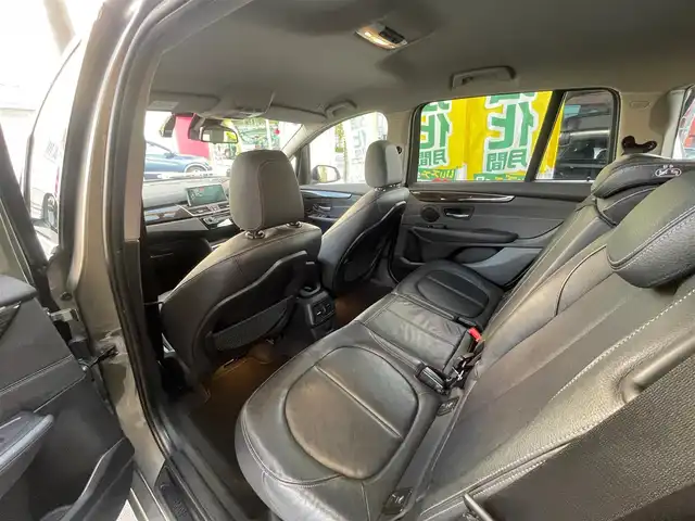 ＢＭＷ ２１８ｄ グランツアラー ラグジュアリー 愛知県 2017(平29)年 6.2万km プラチナシルバー /当店買取/禁煙/7人乗り/黒革//純正HDDナビ/Bluetooth/CD/DVD/AUX//バックカメラ//インテリジェントセーフティ//衝突軽減B/車線逸脱警報//レーダークルーズコントロール/ヘッドアップディスプレイ//ミラー一体型ETC//LEDヘッド/Aライト/フォグ//ISOFIX/TRC/シートヒーター//保証書/取説/スペアキー