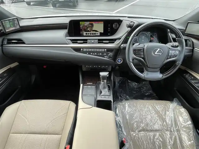 レクサス ＥＳ 300h バージョンL 愛媛県 2019(平31)年 1.8万km プラチナムシルバーメタリック 純正12.3型ナビ(BT/フルセグTV)/全周囲カメラ/デジタルサイドミラー/セミアニリン革シート/前席シートメモリー機能/シートヒーター/シートエアコン/ヘッドアップディスプレイ/TRDエアロF・S/クリアランスソナー/レクサスセーフティセンス/3眼LEDヘッドライト/シーケンシャルウインカー/オートライト/オートマチックハイビーム/電動チルト＆テレスコップ機構/電動パーキングブレーキ/ステアリングリモコン/パドルシフト/100V/1500Wコンセント/電動パーキングブレーキ/ETC2.0/ステアリングヒーター/現状サマー(純正AW)(235/45/R18)/DUNLOP SP SPORT MAXX 050
