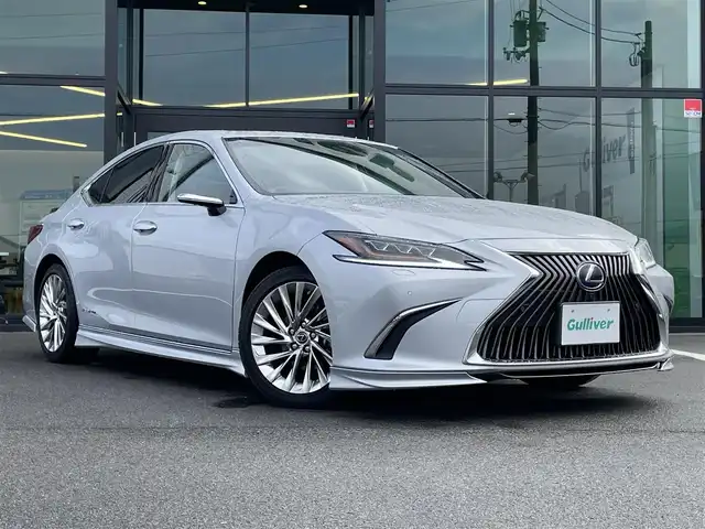 レクサス ＥＳ 300h バージョンL 愛媛県 2019(平31)年 1.8万km プラチナムシルバーメタリック 純正12.3型ナビ(BT/フルセグTV)/全周囲カメラ/デジタルサイドミラー/セミアニリン革シート/前席シートメモリー機能/シートヒーター/シートエアコン/ヘッドアップディスプレイ/TRDエアロF・S/クリアランスソナー/レクサスセーフティセンス/3眼LEDヘッドライト/シーケンシャルウインカー/オートライト/オートマチックハイビーム/電動チルト＆テレスコップ機構/電動パーキングブレーキ/ステアリングリモコン/パドルシフト/100V/1500Wコンセント/電動パーキングブレーキ/ETC2.0/ステアリングヒーター/現状サマー(純正AW)(235/45/R18)/DUNLOP SP SPORT MAXX 050