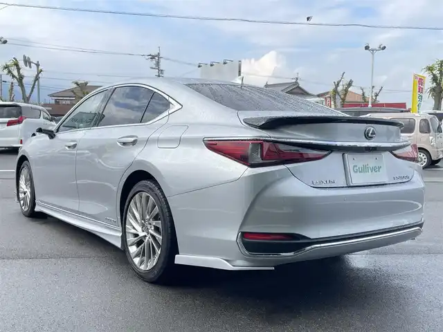 レクサス ＥＳ 300h バージョンL 愛媛県 2019(平31)年 1.8万km プラチナムシルバーメタリック 純正12.3型ナビ(BT/フルセグTV)/全周囲カメラ/デジタルサイドミラー/セミアニリン革シート/前席シートメモリー機能/シートヒーター/シートエアコン/ヘッドアップディスプレイ/TRDエアロF・S/クリアランスソナー/レクサスセーフティセンス/3眼LEDヘッドライト/シーケンシャルウインカー/オートライト/オートマチックハイビーム/電動チルト＆テレスコップ機構/電動パーキングブレーキ/ステアリングリモコン/パドルシフト/100V/1500Wコンセント/電動パーキングブレーキ/ETC2.0/ステアリングヒーター/現状サマー(純正AW)(235/45/R18)/DUNLOP SP SPORT MAXX 050