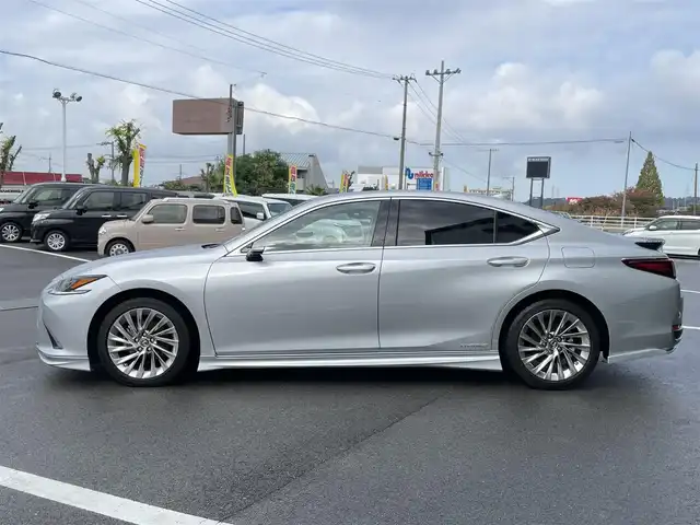 レクサス ＥＳ 300h バージョンL 愛媛県 2019(平31)年 1.8万km プラチナムシルバーメタリック 純正12.3型ナビ(BT/フルセグTV)/全周囲カメラ/デジタルサイドミラー/セミアニリン革シート/前席シートメモリー機能/シートヒーター/シートエアコン/ヘッドアップディスプレイ/TRDエアロF・S/クリアランスソナー/レクサスセーフティセンス/3眼LEDヘッドライト/シーケンシャルウインカー/オートライト/オートマチックハイビーム/電動チルト＆テレスコップ機構/電動パーキングブレーキ/ステアリングリモコン/パドルシフト/100V/1500Wコンセント/電動パーキングブレーキ/ETC2.0/ステアリングヒーター/現状サマー(純正AW)(235/45/R18)/DUNLOP SP SPORT MAXX 050