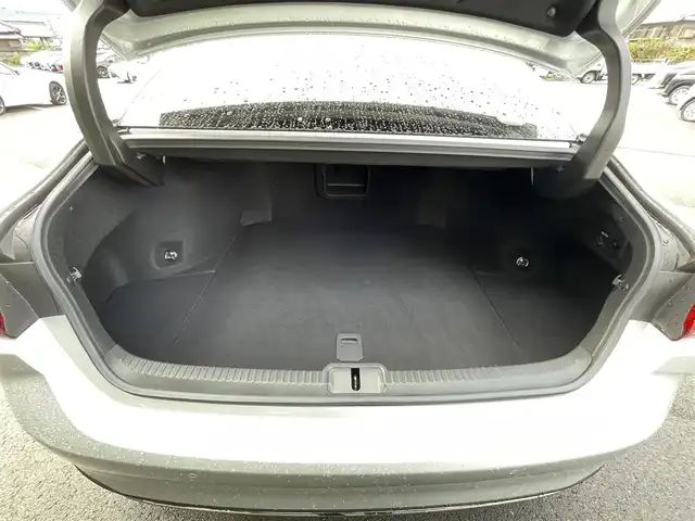 レクサス ＥＳ 300h バージョンL 愛媛県 2019(平31)年 1.8万km プラチナムシルバーメタリック 純正12.3型ナビ(BT/フルセグTV)/全周囲カメラ/デジタルサイドミラー/セミアニリン革シート/前席シートメモリー機能/シートヒーター/シートエアコン/ヘッドアップディスプレイ/TRDエアロF・S/クリアランスソナー/レクサスセーフティセンス/3眼LEDヘッドライト/シーケンシャルウインカー/オートライト/オートマチックハイビーム/電動チルト＆テレスコップ機構/電動パーキングブレーキ/ステアリングリモコン/パドルシフト/100V/1500Wコンセント/電動パーキングブレーキ/ETC2.0/ステアリングヒーター/現状サマー(純正AW)(235/45/R18)/DUNLOP SP SPORT MAXX 050