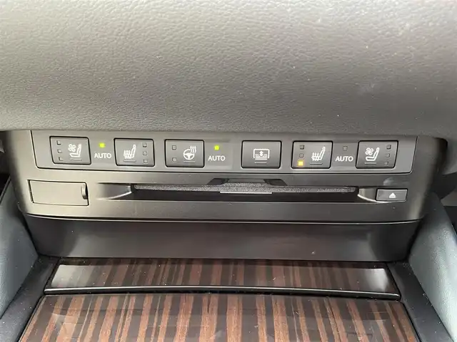 レクサス ＥＳ 300h バージョンL 愛媛県 2019(平31)年 1.8万km プラチナムシルバーメタリック 純正12.3型ナビ(BT/フルセグTV)/全周囲カメラ/デジタルサイドミラー/セミアニリン革シート/前席シートメモリー機能/シートヒーター/シートエアコン/ヘッドアップディスプレイ/TRDエアロF・S/クリアランスソナー/レクサスセーフティセンス/3眼LEDヘッドライト/シーケンシャルウインカー/オートライト/オートマチックハイビーム/電動チルト＆テレスコップ機構/電動パーキングブレーキ/ステアリングリモコン/パドルシフト/100V/1500Wコンセント/電動パーキングブレーキ/ETC2.0/ステアリングヒーター/現状サマー(純正AW)(235/45/R18)/DUNLOP SP SPORT MAXX 050