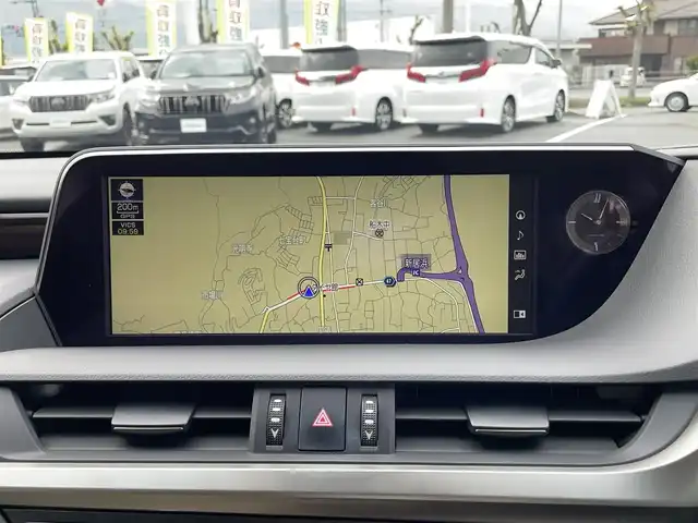 レクサス ＥＳ 300h バージョンL 愛媛県 2019(平31)年 1.8万km プラチナムシルバーメタリック 純正12.3型ナビ(BT/フルセグTV)/全周囲カメラ/デジタルサイドミラー/セミアニリン革シート/前席シートメモリー機能/シートヒーター/シートエアコン/ヘッドアップディスプレイ/TRDエアロF・S/クリアランスソナー/レクサスセーフティセンス/3眼LEDヘッドライト/シーケンシャルウインカー/オートライト/オートマチックハイビーム/電動チルト＆テレスコップ機構/電動パーキングブレーキ/ステアリングリモコン/パドルシフト/100V/1500Wコンセント/電動パーキングブレーキ/ETC2.0/ステアリングヒーター/現状サマー(純正AW)(235/45/R18)/DUNLOP SP SPORT MAXX 050
