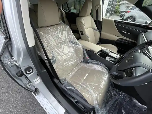 レクサス ＥＳ 300h バージョンL 愛媛県 2019(平31)年 1.8万km プラチナムシルバーメタリック 純正12.3型ナビ(BT/フルセグTV)/全周囲カメラ/デジタルサイドミラー/セミアニリン革シート/前席シートメモリー機能/シートヒーター/シートエアコン/ヘッドアップディスプレイ/TRDエアロF・S/クリアランスソナー/レクサスセーフティセンス/3眼LEDヘッドライト/シーケンシャルウインカー/オートライト/オートマチックハイビーム/電動チルト＆テレスコップ機構/電動パーキングブレーキ/ステアリングリモコン/パドルシフト/100V/1500Wコンセント/電動パーキングブレーキ/ETC2.0/ステアリングヒーター/現状サマー(純正AW)(235/45/R18)/DUNLOP SP SPORT MAXX 050