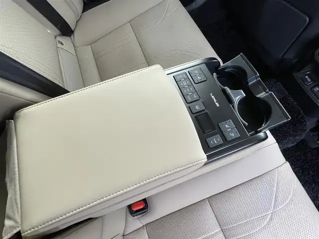 レクサス ＥＳ 300h バージョンL 愛媛県 2019(平31)年 1.8万km プラチナムシルバーメタリック 純正12.3型ナビ(BT/フルセグTV)/全周囲カメラ/デジタルサイドミラー/セミアニリン革シート/前席シートメモリー機能/シートヒーター/シートエアコン/ヘッドアップディスプレイ/TRDエアロF・S/クリアランスソナー/レクサスセーフティセンス/3眼LEDヘッドライト/シーケンシャルウインカー/オートライト/オートマチックハイビーム/電動チルト＆テレスコップ機構/電動パーキングブレーキ/ステアリングリモコン/パドルシフト/100V/1500Wコンセント/電動パーキングブレーキ/ETC2.0/ステアリングヒーター/現状サマー(純正AW)(235/45/R18)/DUNLOP SP SPORT MAXX 050