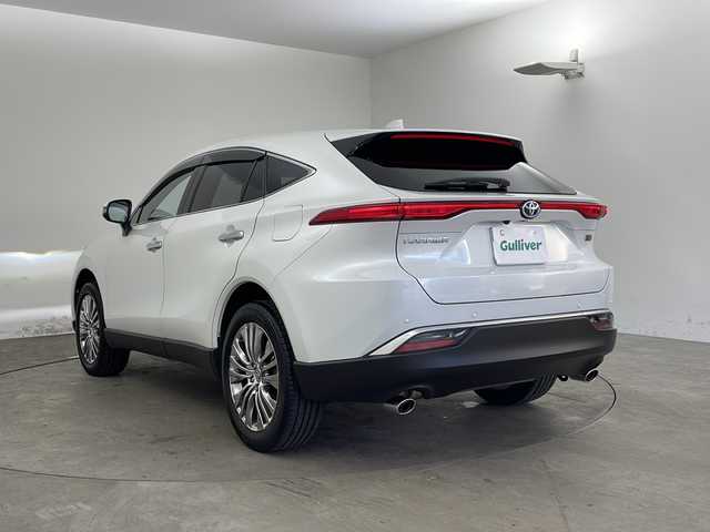 トヨタ ハリアー ハイブリッド Z 兵庫県 2024(令6)年 1.7万km プラチナホワイトパールマイカ ・12.3インチディスプレイオーディオplus/Bluetooth/TV/USB/Apple CarPlay/Android Auto/・パノラミックビューモニター/・ビルトインETC2.0/・デジタルインナーミラー/・前後ドライブレコーダー/・Toyota　Safety　Sense/プリクラッシュセーフティ/レーントレーシングアシスト/レーダークルーズコントロール/アダプティブハイビームシステム/ロードサインアシスト/・ドライバー異常対応システム/・先行車発進告知機能/・パーキングサポートブレーキ/・ヒルスタートアシストコントロール/・緊急ブレーキシグナル/・ドライブスタートコントロール/・ブラインドスポットモニター/・パワーバックドア/・革巻きステアリング/・ステアリングスイッチ/・ハーフレザーシート/・運転席パワーシート/・純正フロアマット/・左右独立エアコン/・AC100V電源/・置くだけ充電/・純正アルミホイール/・ＬＥＤヘッドライト/・フォグランプ/・スマートエントリー、スタートシステム/・ヘッドアップディスプレイ/・クリアランスソナー/・保証書/・取扱説明書