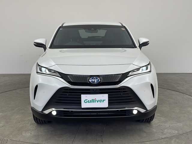 トヨタ ハリアー ハイブリッド Z 兵庫県 2024(令6)年 1.7万km プラチナホワイトパールマイカ ・12.3インチディスプレイオーディオplus/Bluetooth/TV/USB/Apple CarPlay/Android Auto/・パノラミックビューモニター/・ビルトインETC2.0/・デジタルインナーミラー/・前後ドライブレコーダー/・Toyota　Safety　Sense/プリクラッシュセーフティ/レーントレーシングアシスト/レーダークルーズコントロール/アダプティブハイビームシステム/ロードサインアシスト/・ドライバー異常対応システム/・先行車発進告知機能/・パーキングサポートブレーキ/・ヒルスタートアシストコントロール/・緊急ブレーキシグナル/・ドライブスタートコントロール/・ブラインドスポットモニター/・パワーバックドア/・革巻きステアリング/・ステアリングスイッチ/・ハーフレザーシート/・運転席パワーシート/・純正フロアマット/・左右独立エアコン/・AC100V電源/・置くだけ充電/・純正アルミホイール/・ＬＥＤヘッドライト/・フォグランプ/・スマートエントリー、スタートシステム/・ヘッドアップディスプレイ/・クリアランスソナー/・保証書/・取扱説明書