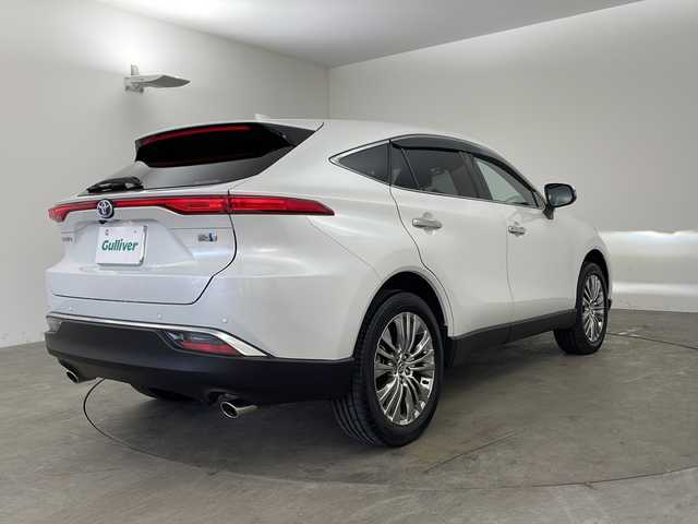 トヨタ ハリアー ハイブリッド Z 兵庫県 2024(令6)年 1.7万km プラチナホワイトパールマイカ ・12.3インチディスプレイオーディオplus/Bluetooth/TV/USB/Apple CarPlay/Android Auto/・パノラミックビューモニター/・ビルトインETC2.0/・デジタルインナーミラー/・前後ドライブレコーダー/・Toyota　Safety　Sense/プリクラッシュセーフティ/レーントレーシングアシスト/レーダークルーズコントロール/アダプティブハイビームシステム/ロードサインアシスト/・ドライバー異常対応システム/・先行車発進告知機能/・パーキングサポートブレーキ/・ヒルスタートアシストコントロール/・緊急ブレーキシグナル/・ドライブスタートコントロール/・ブラインドスポットモニター/・パワーバックドア/・革巻きステアリング/・ステアリングスイッチ/・ハーフレザーシート/・運転席パワーシート/・純正フロアマット/・左右独立エアコン/・AC100V電源/・置くだけ充電/・純正アルミホイール/・ＬＥＤヘッドライト/・フォグランプ/・スマートエントリー、スタートシステム/・ヘッドアップディスプレイ/・クリアランスソナー/・保証書/・取扱説明書