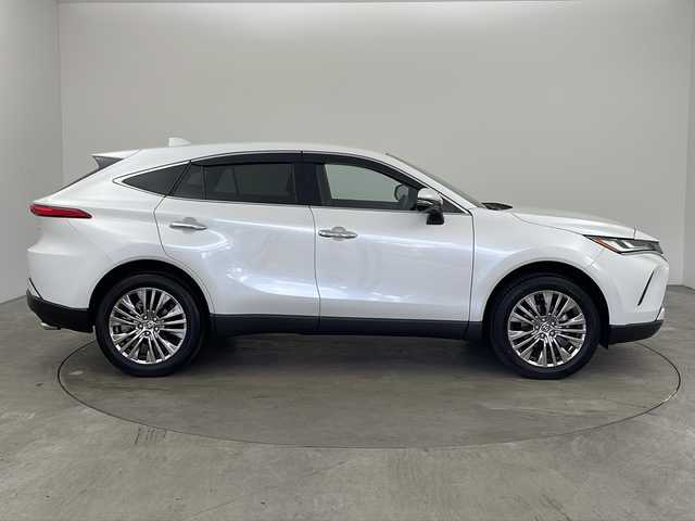 トヨタ ハリアー ハイブリッド Z 兵庫県 2024(令6)年 1.7万km プラチナホワイトパールマイカ ・12.3インチディスプレイオーディオplus/Bluetooth/TV/USB/Apple CarPlay/Android Auto/・パノラミックビューモニター/・ビルトインETC2.0/・デジタルインナーミラー/・前後ドライブレコーダー/・Toyota　Safety　Sense/プリクラッシュセーフティ/レーントレーシングアシスト/レーダークルーズコントロール/アダプティブハイビームシステム/ロードサインアシスト/・ドライバー異常対応システム/・先行車発進告知機能/・パーキングサポートブレーキ/・ヒルスタートアシストコントロール/・緊急ブレーキシグナル/・ドライブスタートコントロール/・ブラインドスポットモニター/・パワーバックドア/・革巻きステアリング/・ステアリングスイッチ/・ハーフレザーシート/・運転席パワーシート/・純正フロアマット/・左右独立エアコン/・AC100V電源/・置くだけ充電/・純正アルミホイール/・ＬＥＤヘッドライト/・フォグランプ/・スマートエントリー、スタートシステム/・ヘッドアップディスプレイ/・クリアランスソナー/・保証書/・取扱説明書