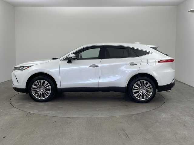 トヨタ ハリアー ハイブリッド Z 兵庫県 2024(令6)年 1.7万km プラチナホワイトパールマイカ ・12.3インチディスプレイオーディオplus/Bluetooth/TV/USB/Apple CarPlay/Android Auto/・パノラミックビューモニター/・ビルトインETC2.0/・デジタルインナーミラー/・前後ドライブレコーダー/・Toyota　Safety　Sense/プリクラッシュセーフティ/レーントレーシングアシスト/レーダークルーズコントロール/アダプティブハイビームシステム/ロードサインアシスト/・ドライバー異常対応システム/・先行車発進告知機能/・パーキングサポートブレーキ/・ヒルスタートアシストコントロール/・緊急ブレーキシグナル/・ドライブスタートコントロール/・ブラインドスポットモニター/・パワーバックドア/・革巻きステアリング/・ステアリングスイッチ/・ハーフレザーシート/・運転席パワーシート/・純正フロアマット/・左右独立エアコン/・AC100V電源/・置くだけ充電/・純正アルミホイール/・ＬＥＤヘッドライト/・フォグランプ/・スマートエントリー、スタートシステム/・ヘッドアップディスプレイ/・クリアランスソナー/・保証書/・取扱説明書