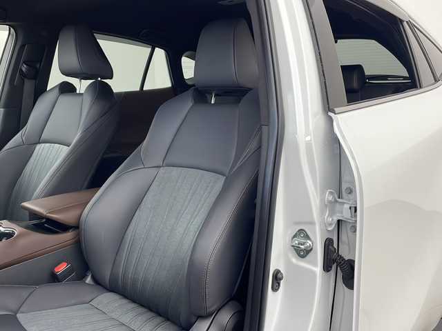 トヨタ ハリアー ハイブリッド Z 兵庫県 2024(令6)年 1.7万km プラチナホワイトパールマイカ ・12.3インチディスプレイオーディオplus/Bluetooth/TV/USB/Apple CarPlay/Android Auto/・パノラミックビューモニター/・ビルトインETC2.0/・デジタルインナーミラー/・前後ドライブレコーダー/・Toyota　Safety　Sense/プリクラッシュセーフティ/レーントレーシングアシスト/レーダークルーズコントロール/アダプティブハイビームシステム/ロードサインアシスト/・ドライバー異常対応システム/・先行車発進告知機能/・パーキングサポートブレーキ/・ヒルスタートアシストコントロール/・緊急ブレーキシグナル/・ドライブスタートコントロール/・ブラインドスポットモニター/・パワーバックドア/・革巻きステアリング/・ステアリングスイッチ/・ハーフレザーシート/・運転席パワーシート/・純正フロアマット/・左右独立エアコン/・AC100V電源/・置くだけ充電/・純正アルミホイール/・ＬＥＤヘッドライト/・フォグランプ/・スマートエントリー、スタートシステム/・ヘッドアップディスプレイ/・クリアランスソナー/・保証書/・取扱説明書