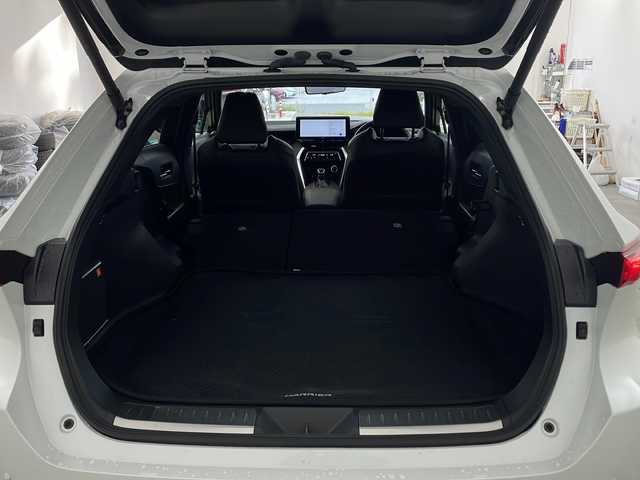 トヨタ ハリアー ハイブリッド Z 兵庫県 2024(令6)年 1.7万km プラチナホワイトパールマイカ ・12.3インチディスプレイオーディオplus/Bluetooth/TV/USB/Apple CarPlay/Android Auto/・パノラミックビューモニター/・ビルトインETC2.0/・デジタルインナーミラー/・前後ドライブレコーダー/・Toyota　Safety　Sense/プリクラッシュセーフティ/レーントレーシングアシスト/レーダークルーズコントロール/アダプティブハイビームシステム/ロードサインアシスト/・ドライバー異常対応システム/・先行車発進告知機能/・パーキングサポートブレーキ/・ヒルスタートアシストコントロール/・緊急ブレーキシグナル/・ドライブスタートコントロール/・ブラインドスポットモニター/・パワーバックドア/・革巻きステアリング/・ステアリングスイッチ/・ハーフレザーシート/・運転席パワーシート/・純正フロアマット/・左右独立エアコン/・AC100V電源/・置くだけ充電/・純正アルミホイール/・ＬＥＤヘッドライト/・フォグランプ/・スマートエントリー、スタートシステム/・ヘッドアップディスプレイ/・クリアランスソナー/・保証書/・取扱説明書