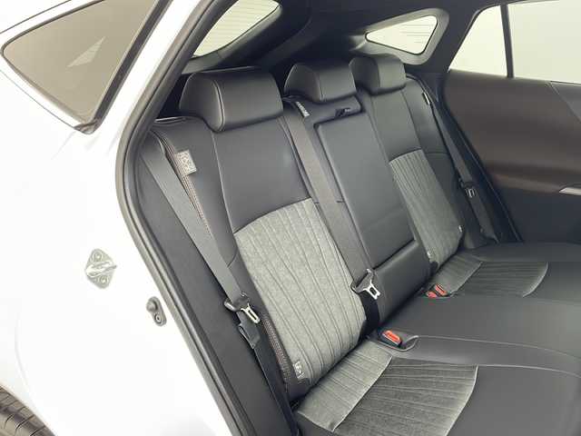 トヨタ ハリアー ハイブリッド Z 兵庫県 2024(令6)年 1.7万km プラチナホワイトパールマイカ ・12.3インチディスプレイオーディオplus/Bluetooth/TV/USB/Apple CarPlay/Android Auto/・パノラミックビューモニター/・ビルトインETC2.0/・デジタルインナーミラー/・前後ドライブレコーダー/・Toyota　Safety　Sense/プリクラッシュセーフティ/レーントレーシングアシスト/レーダークルーズコントロール/アダプティブハイビームシステム/ロードサインアシスト/・ドライバー異常対応システム/・先行車発進告知機能/・パーキングサポートブレーキ/・ヒルスタートアシストコントロール/・緊急ブレーキシグナル/・ドライブスタートコントロール/・ブラインドスポットモニター/・パワーバックドア/・革巻きステアリング/・ステアリングスイッチ/・ハーフレザーシート/・運転席パワーシート/・純正フロアマット/・左右独立エアコン/・AC100V電源/・置くだけ充電/・純正アルミホイール/・ＬＥＤヘッドライト/・フォグランプ/・スマートエントリー、スタートシステム/・ヘッドアップディスプレイ/・クリアランスソナー/・保証書/・取扱説明書