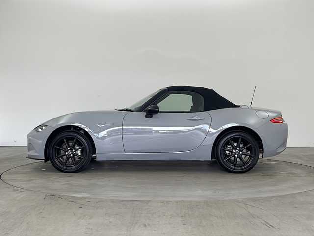 マツダ ロードスター S スペシャルパッケージ 兵庫県 2024(令6)年 0.8万km グレー ・６MT/・ツーリングパッケージ/地上デジタルＴＶチューナー/シートヒーター/アダプティブＬＥＤヘッドライト/交通標識認識システム/マツダレーダークルーズコントロール/・8.8インチセンターディスプレイ/Bluetooth/USB/Alexa/TV/スマホ連携/・バックカメラ/・ETC/・車間制御システム/・後側方接近車両検知/・車線逸脱警報システム/・ブラインドスポットモニタリング/・降車時警告/・ディスタンス＆スピードアラート/・スマートブレーキサポート/・スマートシティブレーキサポート/・パーキングセンサー