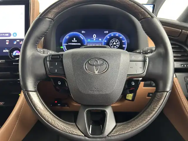 トヨタ ヴェルファイア ハイブリット エグゼクティブ ラウンジ 千葉県 2024(令6)年 1.9万km ブラック 禁煙車/純正14インチディスプレイ/　ナビ機能付き/BT/フルセグTV/純正14インチリアエンターテイメント/JBLプレミアムサウンドシステム/左右独立ムーンルーフ/パノラミックビューモニター/トヨタチームメイト/　・プリクラッシュセーフティ（PCS）/　・レーントレーシングアシスト（LTA）/　・レーンディパーチャーアラート（LDA）/　・レーダークルーズコントロール/　・アダプティブハイビームシステム（AHS）/オートマチックハイビーム（AHB）/　・ロードサインアシスト（RSA）/　・ドライバー異常時対応システム/　・プロアクティブドライビングアシスト（PDA）/　・発進遅れ告知機能（TMN）/　・緊急時操舵支援（アクティブ操舵機能付）/　・フロントクロストラフィックアラート（FCTA）/　・レーンチェンジアシスト（LCA）/ブラインドスポットモニター/レーダークルーズコントロール/コーナーセンサー/デジタルインナーミラー/前席・セカンドシートシートヒーター/エアシート/両側パワースライドドア/ETC2.0/パワーバックドア/AC100V/ヘッドアップディスプレイ