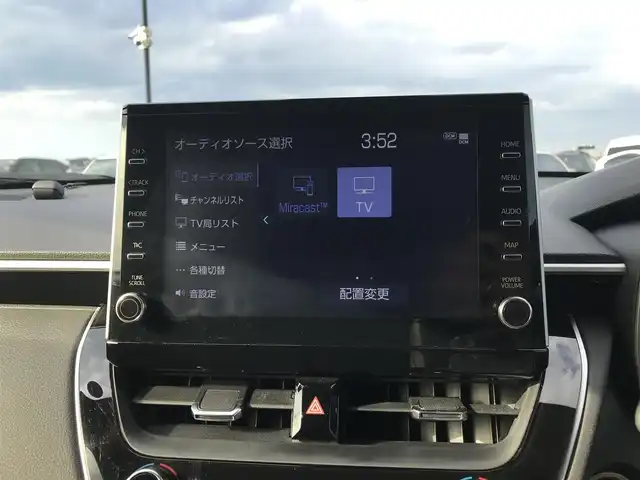 トヨタ カローラ クロス ハイブリッド Z 鳥取県 2022(令4)年 2.6万km プラチナホワイトパールマイカ 純正9インチナビ/フルセグ/CD/DVD/BT/バックカメラ・ETC2.0/前後ドライブレコーダー/トヨタセーフティセンス/ブラインドスポットモニター/レーンキープアシスト/レーダークルーズコントロール/ハーフレザーシート/運転席パワーシート/前席シートヒーター/パワーバックドア/LEDヘットライト/純正18インチアルミホイール/プッシュエンジンスタート/スペアキー