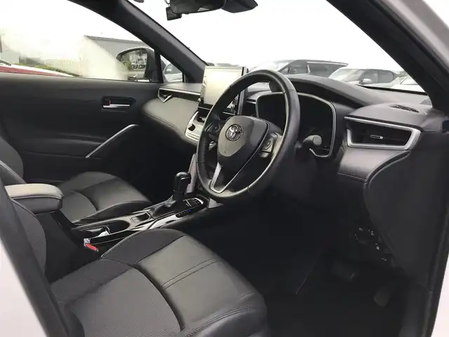 トヨタ カローラ クロス ハイブリッド Z 鳥取県 2022(令4)年 2.6万km プラチナホワイトパールマイカ 純正9インチナビ/フルセグ/CD/DVD/BT/バックカメラ・ETC2.0/前後ドライブレコーダー/トヨタセーフティセンス/ブラインドスポットモニター/レーンキープアシスト/レーダークルーズコントロール/ハーフレザーシート/運転席パワーシート/前席シートヒーター/パワーバックドア/LEDヘットライト/純正18インチアルミホイール/プッシュエンジンスタート/スペアキー