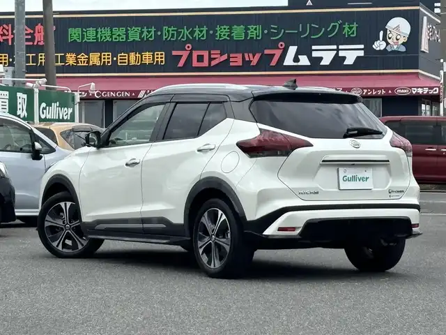 日産 キックス X ツートーンインテリアED 愛知県 2021(令3)年 4.2万km ブリリアントホワイトパール/ピュアブラック 2トーン /禁煙車//ワンオーナー//純正17AW//純正ナビ//CD/DVD/BT/MSV/USB/フルセグ//バックカメラ//アラウンドビューモニター//2トーン革シート//前席シートヒーター//プロパイロット//デジタルインナーミラー//純正ナビ連動前後ドライブレコーダー//ビルトインETC//エマージェンシーブレーキ//ハンドル支援機能//側方支援機能//駐車支援機能//ふらつき警報機能//ACC//LEDオートライト//オートハイビーム//フォグランプ//革巻きステアリング//ステアリングスイッチ//ステアリングヒーター//電子制御パーキングブレーキ//照明付きバニティミラー//オートリトラウィンカーミラー//ドライブモード//純正フロアマット//純正ドアバイザー//スペアスマートキー//新車時保証書//取扱説明書