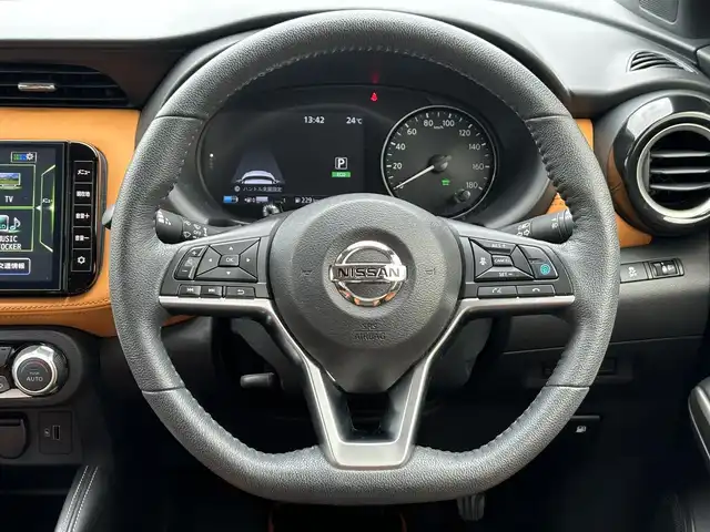 日産 キックス X ツートーンインテリアED 愛知県 2021(令3)年 4.2万km ブリリアントホワイトパール/ピュアブラック 2トーン /禁煙車//ワンオーナー//純正17AW//純正ナビ//CD/DVD/BT/MSV/USB/フルセグ//バックカメラ//アラウンドビューモニター//2トーン革シート//前席シートヒーター//プロパイロット//デジタルインナーミラー//純正ナビ連動前後ドライブレコーダー//ビルトインETC//エマージェンシーブレーキ//ハンドル支援機能//側方支援機能//駐車支援機能//ふらつき警報機能//ACC//LEDオートライト//オートハイビーム//フォグランプ//革巻きステアリング//ステアリングスイッチ//ステアリングヒーター//電子制御パーキングブレーキ//照明付きバニティミラー//オートリトラウィンカーミラー//ドライブモード//純正フロアマット//純正ドアバイザー//スペアスマートキー//新車時保証書//取扱説明書