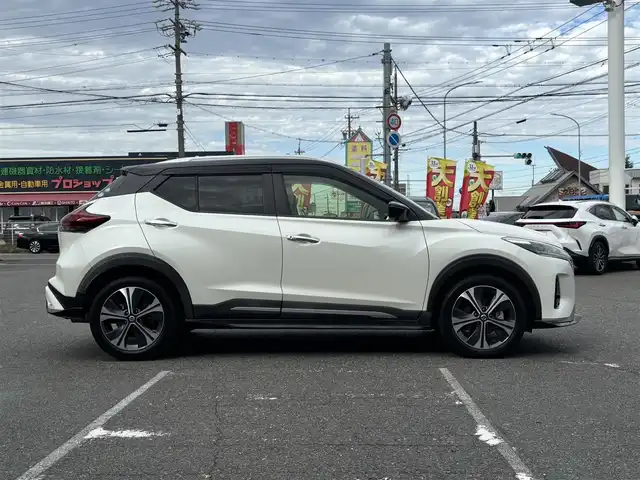 日産 キックス X ツートーンインテリアED 愛知県 2021(令3)年 4.2万km ブリリアントホワイトパール/ピュアブラック 2トーン /禁煙車//ワンオーナー//純正17AW//純正ナビ//CD/DVD/BT/MSV/USB/フルセグ//バックカメラ//アラウンドビューモニター//2トーン革シート//前席シートヒーター//プロパイロット//デジタルインナーミラー//純正ナビ連動前後ドライブレコーダー//ビルトインETC//エマージェンシーブレーキ//ハンドル支援機能//側方支援機能//駐車支援機能//ふらつき警報機能//ACC//LEDオートライト//オートハイビーム//フォグランプ//革巻きステアリング//ステアリングスイッチ//ステアリングヒーター//電子制御パーキングブレーキ//照明付きバニティミラー//オートリトラウィンカーミラー//ドライブモード//純正フロアマット//純正ドアバイザー//スペアスマートキー//新車時保証書//取扱説明書