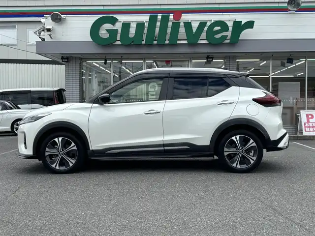日産 キックス X ツートーンインテリアED 愛知県 2021(令3)年 4.2万km ブリリアントホワイトパール/ピュアブラック 2トーン /禁煙車//ワンオーナー//純正17AW//純正ナビ//CD/DVD/BT/MSV/USB/フルセグ//バックカメラ//アラウンドビューモニター//2トーン革シート//前席シートヒーター//プロパイロット//デジタルインナーミラー//純正ナビ連動前後ドライブレコーダー//ビルトインETC//エマージェンシーブレーキ//ハンドル支援機能//側方支援機能//駐車支援機能//ふらつき警報機能//ACC//LEDオートライト//オートハイビーム//フォグランプ//革巻きステアリング//ステアリングスイッチ//ステアリングヒーター//電子制御パーキングブレーキ//照明付きバニティミラー//オートリトラウィンカーミラー//ドライブモード//純正フロアマット//純正ドアバイザー//スペアスマートキー//新車時保証書//取扱説明書