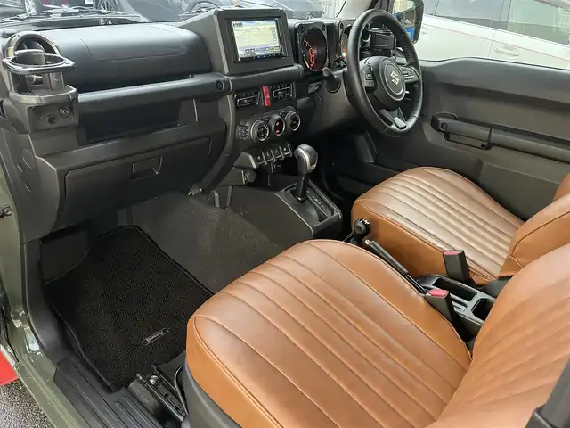 スズキ ジムニー XC 愛知県 2021(令3)年 4.2万km ジャングルグリーン KENWOODナビ〈MDV-709BT〉/・Bluetooth／地デジTV/USB/・SD/DVD/HDMI/Clazzio製レザー調シートカバー/前席シートヒーター/純正マッドフラップ/スズキセーフティサポート/・デュアルセンサーブレーキサポート/・誤発進抑制機能/・車線逸脱警報/・ふらつき警報/クルーズコントロール/ヒルディセントコントロール/アンテナ分離型ETC/KENWOODドライブレコーダー〈DRV-MR450〉/ヘッドライトウォッシャー