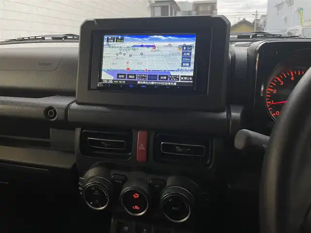 スズキ ジムニー XC 愛知県 2021(令3)年 4.2万km ジャングルグリーン KENWOODナビ〈MDV-709BT〉/・Bluetooth／地デジTV/USB/・SD/DVD/HDMI/Clazzio製レザー調シートカバー/前席シートヒーター/純正マッドフラップ/スズキセーフティサポート/・デュアルセンサーブレーキサポート/・誤発進抑制機能/・車線逸脱警報/・ふらつき警報/クルーズコントロール/ヒルディセントコントロール/アンテナ分離型ETC/KENWOODドライブレコーダー〈DRV-MR450〉/ヘッドライトウォッシャー