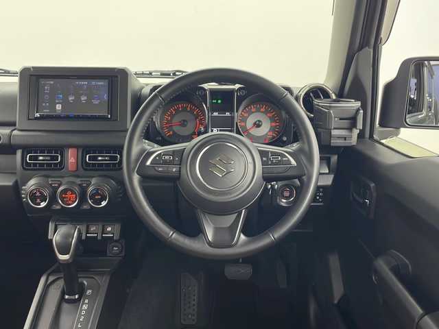 スズキ ジムニー XC 秋田県 2021(令3)年 4.2万km ジャングルグリーン ４WD/KENWOODナビ〈MDV-709BT〉/Bluetooth／地デジTV/USB/SD/DVD/HDMI/Clazzio製レザー調シートカバー/前席シートヒーター/純正マッドフラップ/スズキセーフティサポート/デュアルセンサーブレーキサポート/誤発進抑制機能/車線逸脱警報/ふらつき警報/クルーズコントロール/ヒルディセントコントロール/アンテナ分離型ETC/KENWOODドライブレコーダー〈DRV-MR450〉/ヘッドライトウォッシャー/LEDヘッドライト/スマートキー/スペアキー