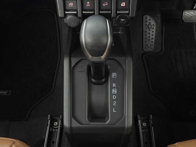 スズキ ジムニー XC 秋田県 2021(令3)年 4.2万km ジャングルグリーン ４WD/KENWOODナビ〈MDV-709BT〉/Bluetooth／地デジTV/USB/SD/DVD/HDMI/Clazzio製レザー調シートカバー/前席シートヒーター/純正マッドフラップ/スズキセーフティサポート/デュアルセンサーブレーキサポート/誤発進抑制機能/車線逸脱警報/ふらつき警報/クルーズコントロール/ヒルディセントコントロール/アンテナ分離型ETC/KENWOODドライブレコーダー〈DRV-MR450〉/ヘッドライトウォッシャー/LEDヘッドライト/スマートキー/スペアキー