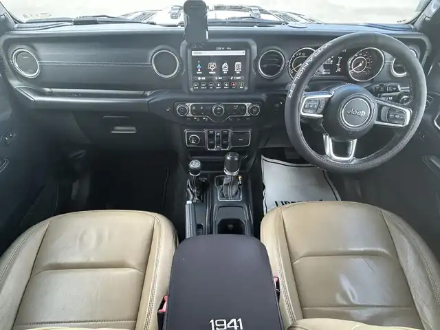 クライスラー・ジープ ジープ ラングラー アンリミテッド サハラ ローンチエディション 滋賀県 2019(平31)年 6.2万km グラニトクリスタル 純正ナビUconnect/BTオーディオ/フルセグTV/AUS/AppleCarPlay/AndroidAuto/USB入力端子/ドライブレコーダー/バックカメラ/ETC2.0/シートヒーター/ステアリングヒーター/クルーズコントロール/MTモード付き/純正フロアマット/社外アルミホイール（BFGoodrich）