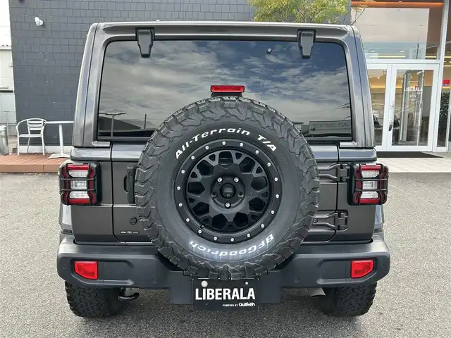 クライスラー・ジープ ジープ ラングラー アンリミテッド サハラ ローンチエディション 滋賀県 2019(平31)年 6.2万km グラニトクリスタル 純正ナビUconnect/BTオーディオ/フルセグTV/AUS/AppleCarPlay/AndroidAuto/USB入力端子/ドライブレコーダー/バックカメラ/ETC2.0/シートヒーター/ステアリングヒーター/クルーズコントロール/MTモード付き/純正フロアマット/社外アルミホイール（BFGoodrich）