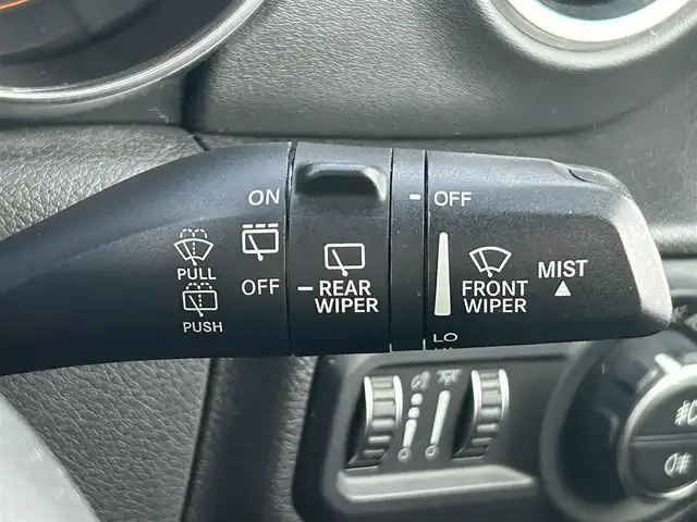 クライスラー・ジープ ジープ ラングラー アンリミテッド サハラ ローンチエディション 滋賀県 2019(平31)年 6.2万km グラニトクリスタル 純正ナビUconnect/BTオーディオ/フルセグTV/AUS/AppleCarPlay/AndroidAuto/USB入力端子/ドライブレコーダー/バックカメラ/ETC2.0/シートヒーター/ステアリングヒーター/クルーズコントロール/MTモード付き/純正フロアマット/社外アルミホイール（BFGoodrich）